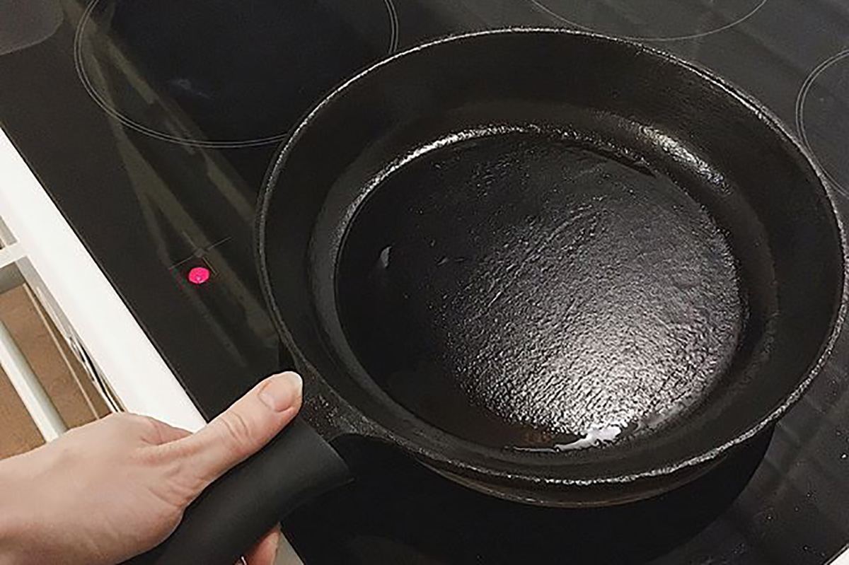 Чем обработать чугунную сковороду, чтобы почистить без труда: поможет копеечное средство