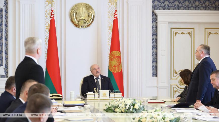 “Заработали миллион – и мы дадим миллион”. Лукашенко требует финансировать театры по схеме 50 на 50