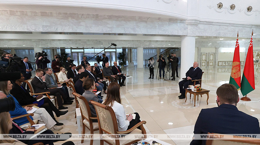 Лукашенко отвечает на вопросы зарубежных и белорусских СМИ, но “Большой разговор” еще впереди
