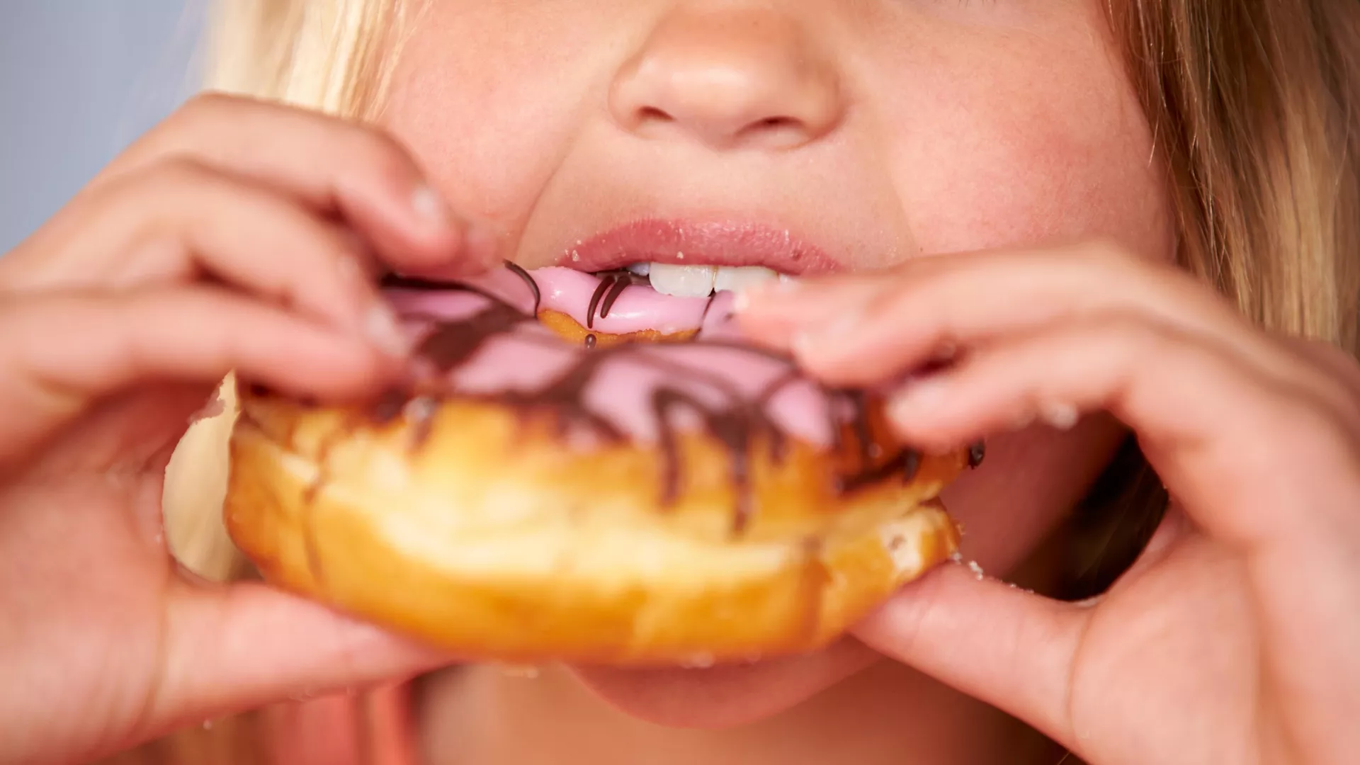 Ученые рассказали, что фастфуд и сладости делают с мозгом