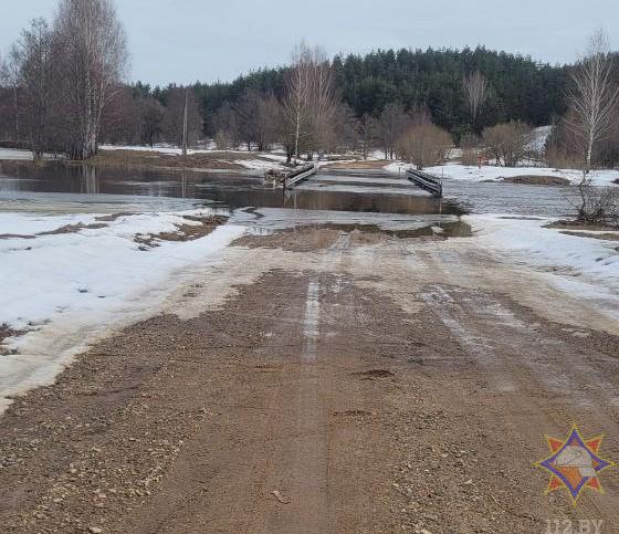 Из-за повышения уровня воды подтоплены дороги и мосты в нескольких районах Могилевской области, в том числе и в Хотимском районе