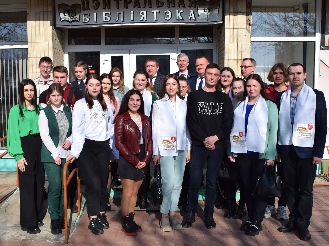 Председатель Хотимского райисполкома Михаил Куксенков встретился с молодыми специалистами, членами Молодежного парламента района