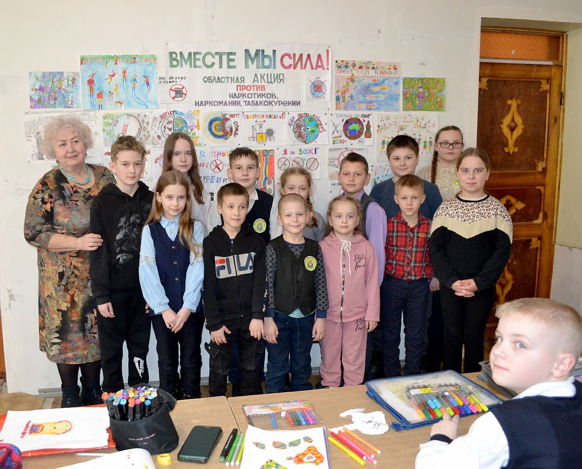 В Хотимской ДШИ была организована выставка детских работ юных художников, в рамках акции против наркомании, табакокурения