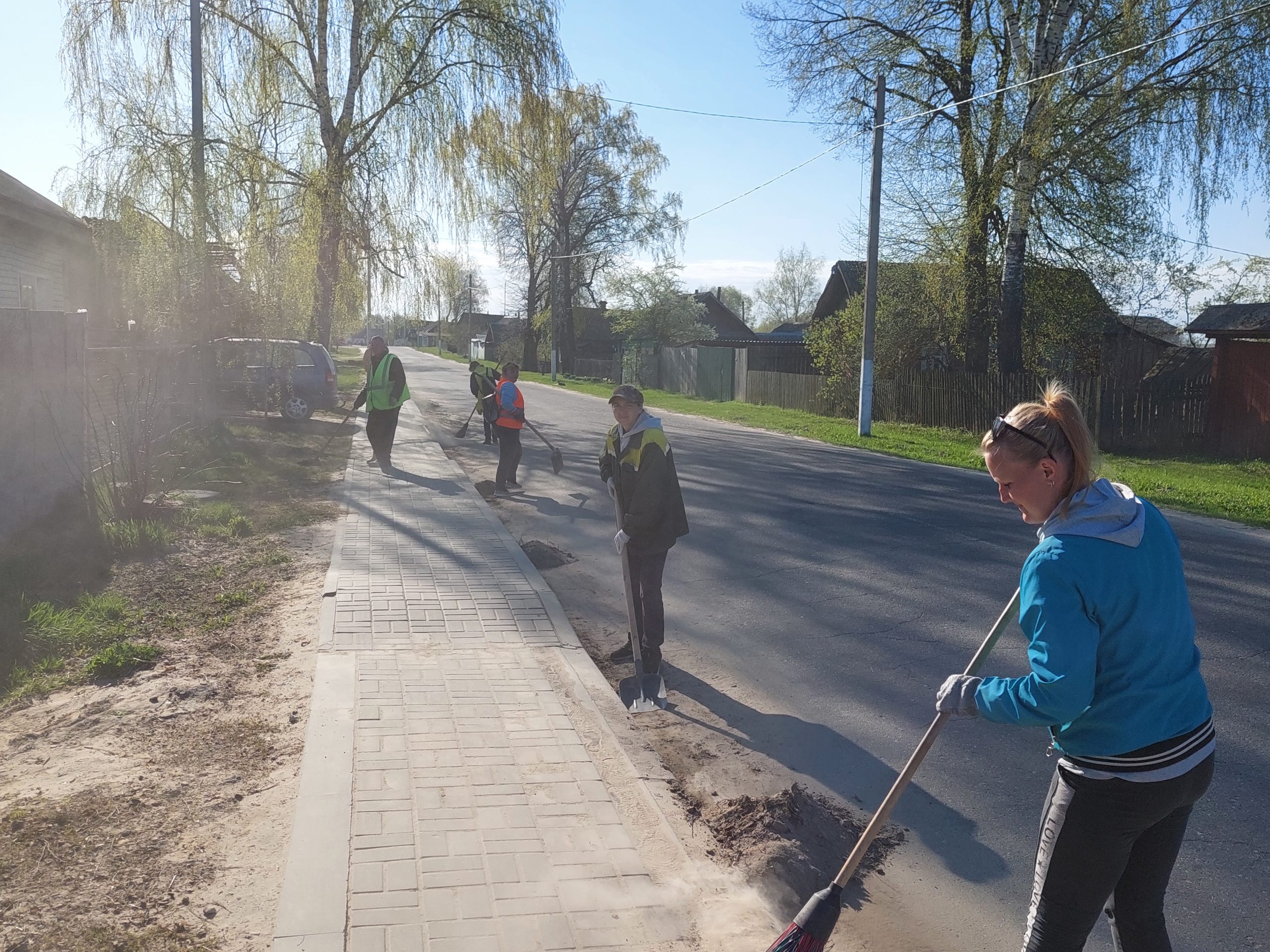 Хотимчане наводят чистоту на улицах города
