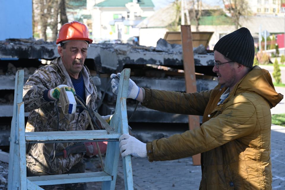 Работники культуры совместно со строительной бригадой на производстве капитального ремонт РЦК “МИР”