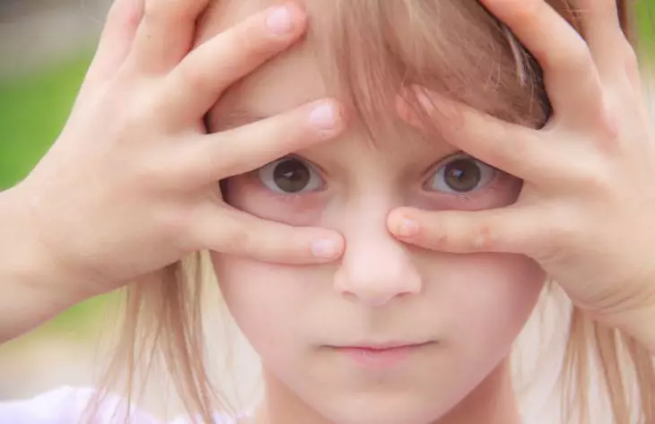 Невролог объяснила причину детского шмыганья носом без насморка