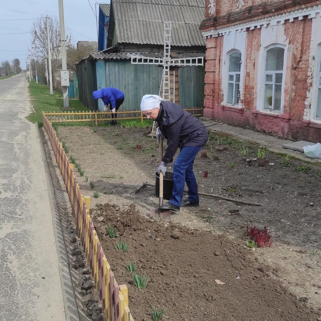 Работники сферы культуры благоустроили территорию возле Дома ремесел