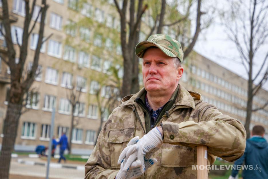 Анатолий Исаченко: «Проведение субботников объединяет людей, ведь в первую очередь мы делаем это все для себя». Фото