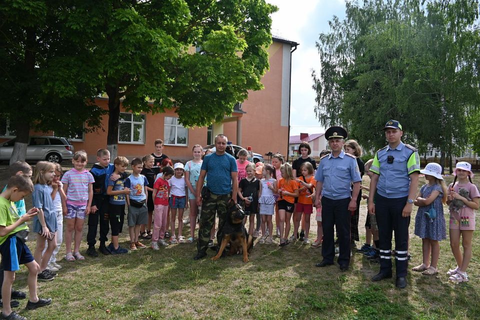 Сотрудники ГАИ Костюковичского РОВД совместно с сотрудниками Департамента охраны в летнем оздоровительном лагере «Радуга» провели акцию «Летом дети в безопасности»