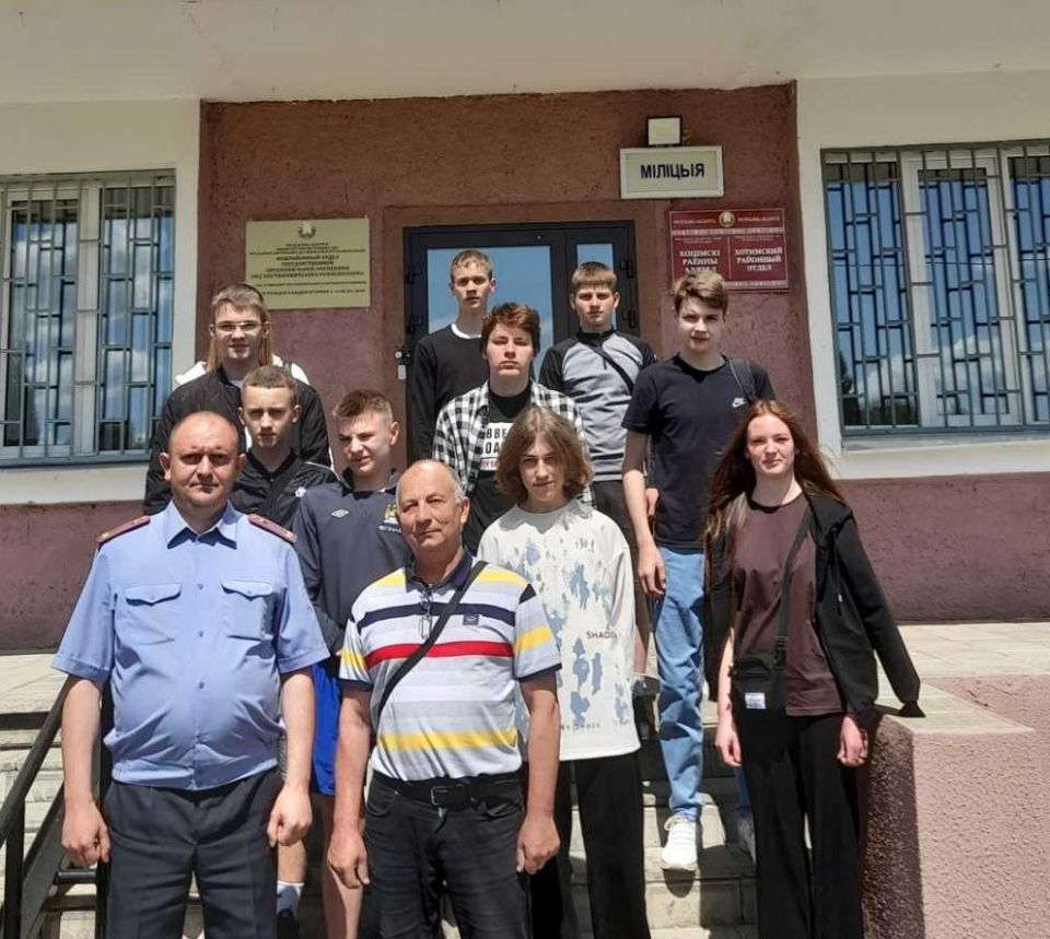 Члены военно-патриотического клуба «Факел» СШ № 2 посетили Хотимский РОВД