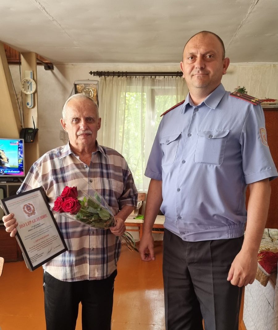 В Хотимске с 77-летием поздравили ветерана органов внутренних дел Николая Храброго
