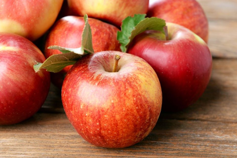Кому и почему надо отказаться от яблок: ответ доктора