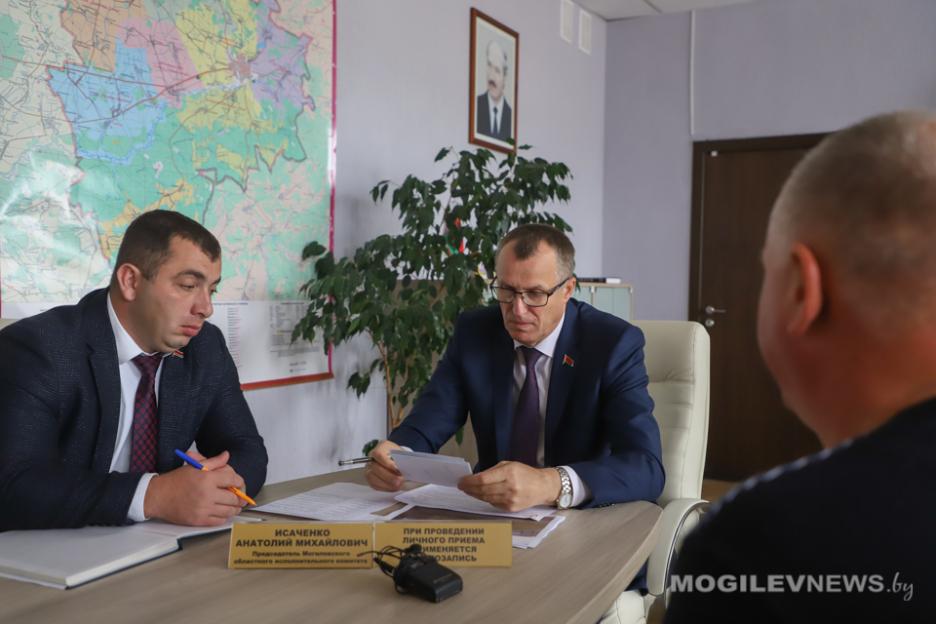 Анатолий Исаченко провел прием граждан в Хотимске. Фото