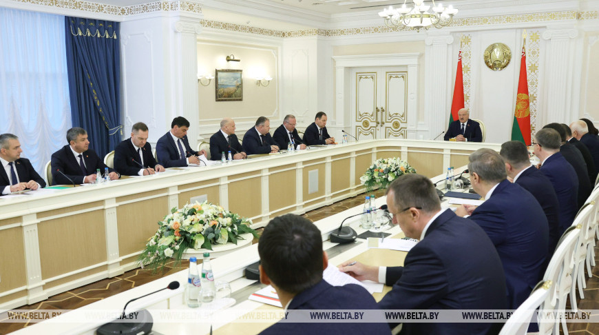 Лукашенко заявил о необходимости установить единые жесткие правила игры для пассажирских автоперевозок