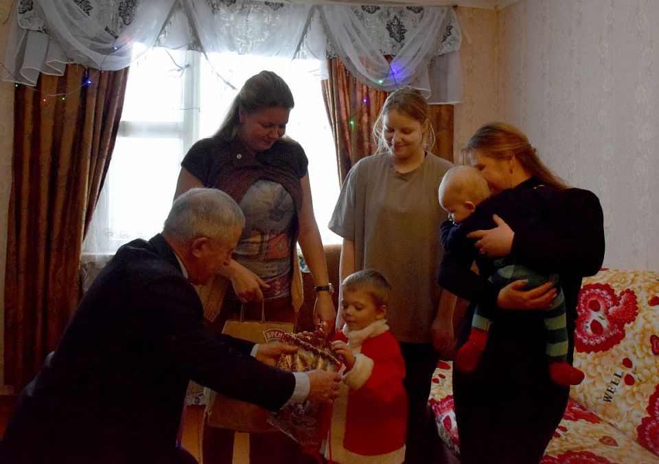 Многодетную семью Ващилиных в деревне Тростино посетили коммунисты районной организации