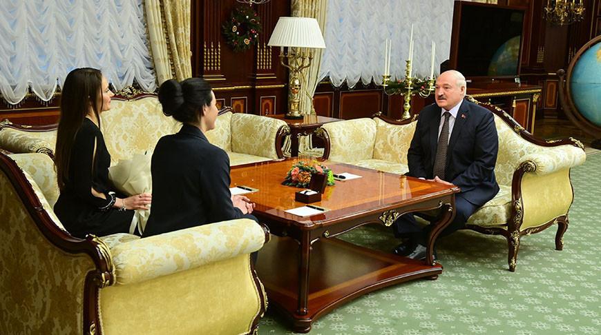 Лукашенко встретился с белорусками, которые готовятся к полету в космос