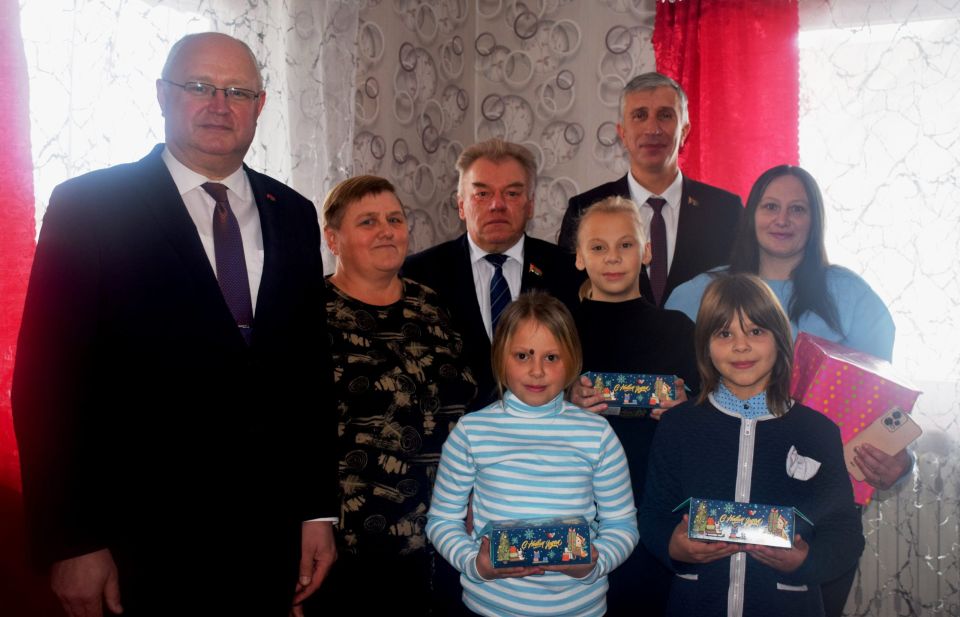 В Хотимске поздравили многодетную семью Романовских