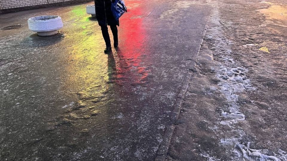 Тихо ночью покрывает лед. Гололед в Питере. Февральский дождь. Гололед в Петербурге 2022. Мокрый снег с дождем.