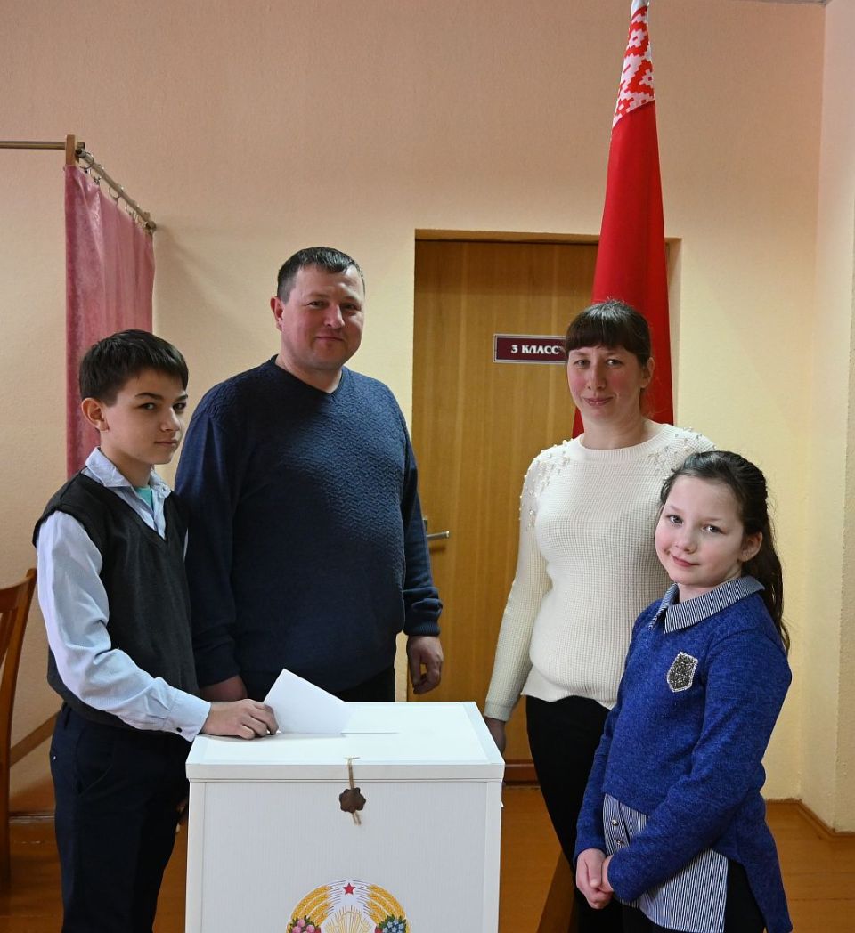 Семья Холодовых: “У нас традиция –голосовать всей семьей”