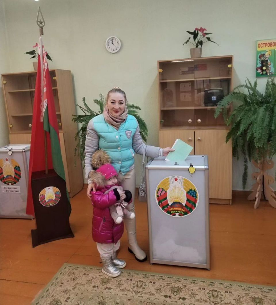 Алеся Игнатьева пришла на избирательный участок с дочкой
