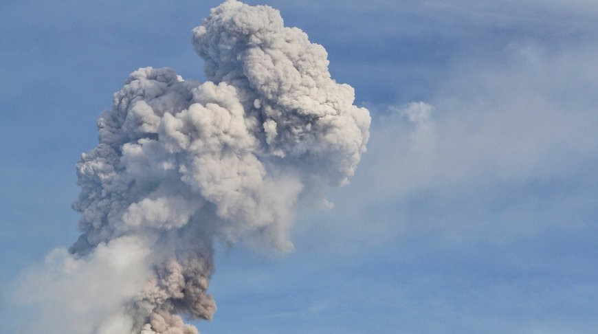 На Курилах вулкан Эбеко выбросил пепел на высоту 1,8 км
