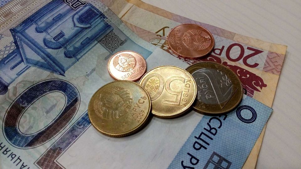 Белорусский рубль на торгах 27 марта ослаб к трем основным валютам