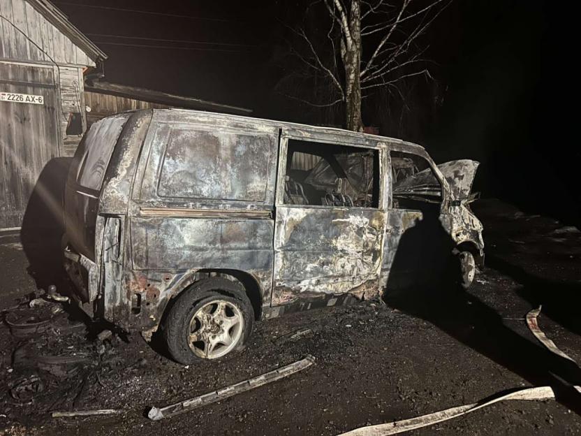 Два автомобиля сгорели ночью в Хотимском районе