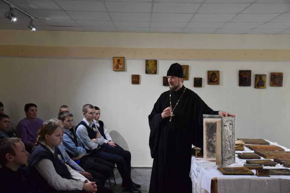 В историко-краеведческом музее проходит выставка православных книг и икон