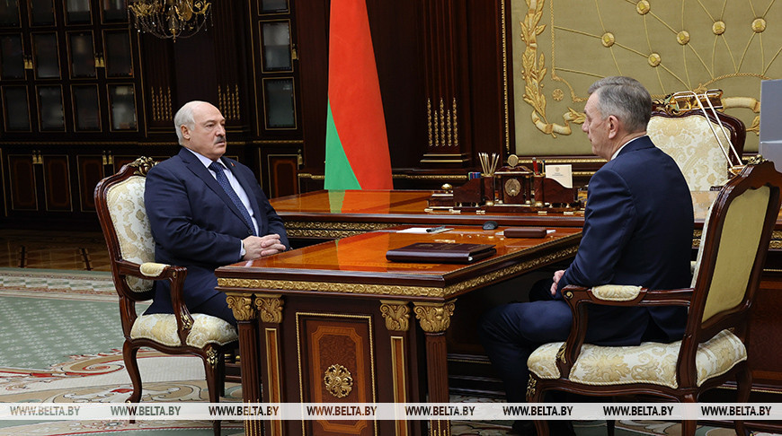 “Героизм знаю. А вот где плохо?” Лукашенко принял с докладом управляющего делами Президента Назарова