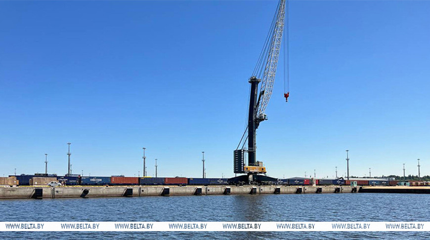 Лукашенко поблагодарил Путина за поддержку в поставках через российские порты