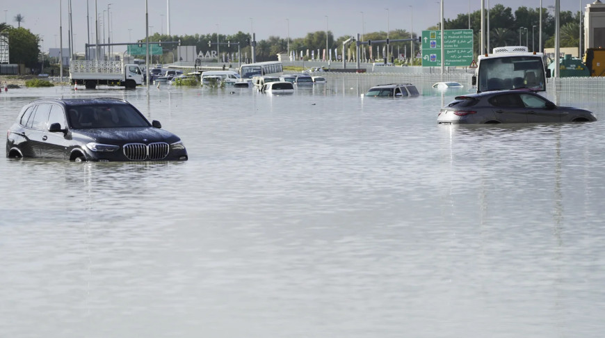 Сильнейший ливень за 75 лет. Нарушены планы тысяч туристов, затоплены дороги и аэропорт Дубая