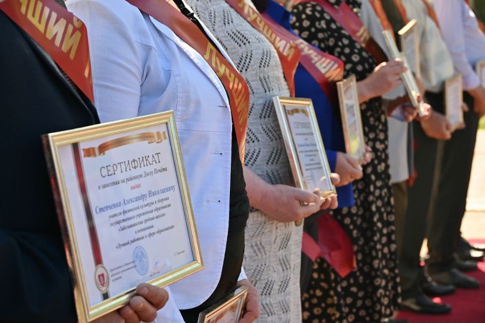 Сегодня в Хотимске состоялась торжественная церемония вручения сертификатов о занесении на районную Доску Почета (фото)