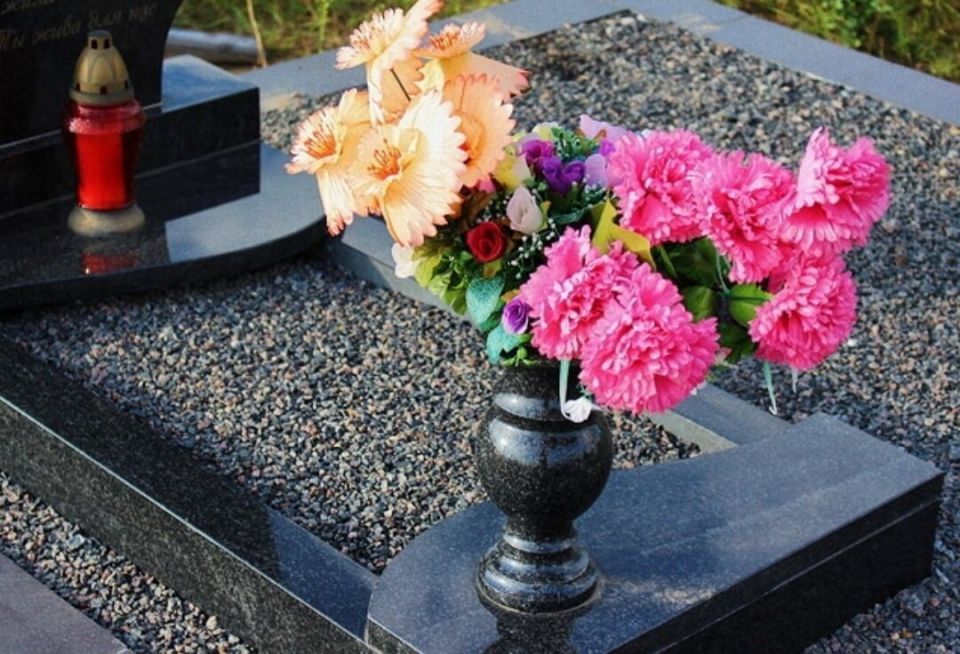 Что лучше на могиле – живые или искусственные цветы? Выясняла корреспондент “ШК”