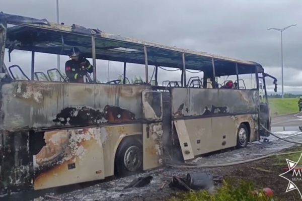 В Дзержинском районе на ходу загорелся автобус, в нем находились 48 детей