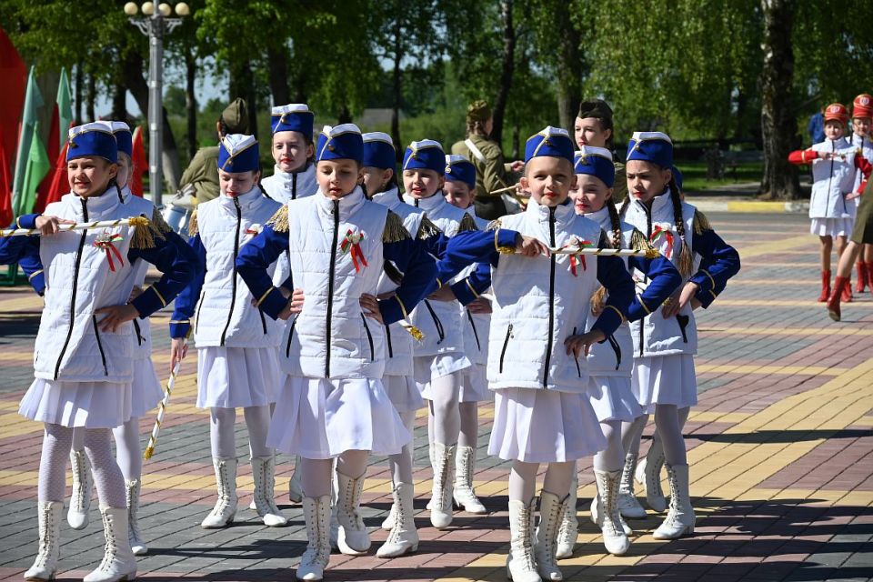 Фотофакт: Празднование Дня Победы в Хотимске началось с “Вальса Победы” и выступления мажореток на площади Ленина