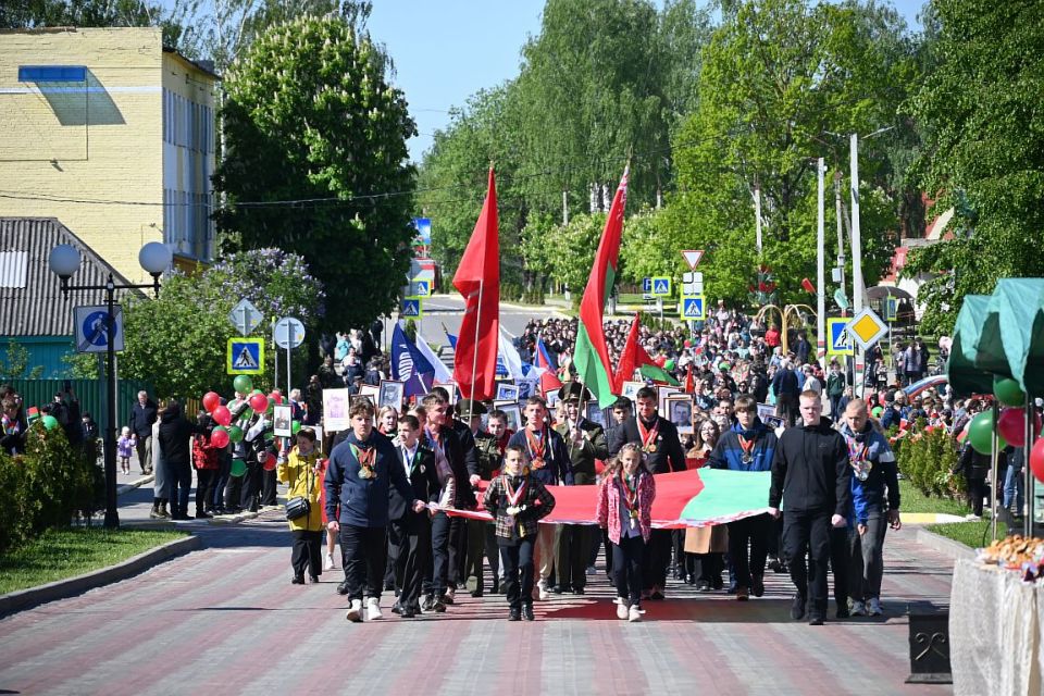 Праздничное шествие по центральной улице Хотимщины символизирует единство и сплоченность нашего народа (фото)