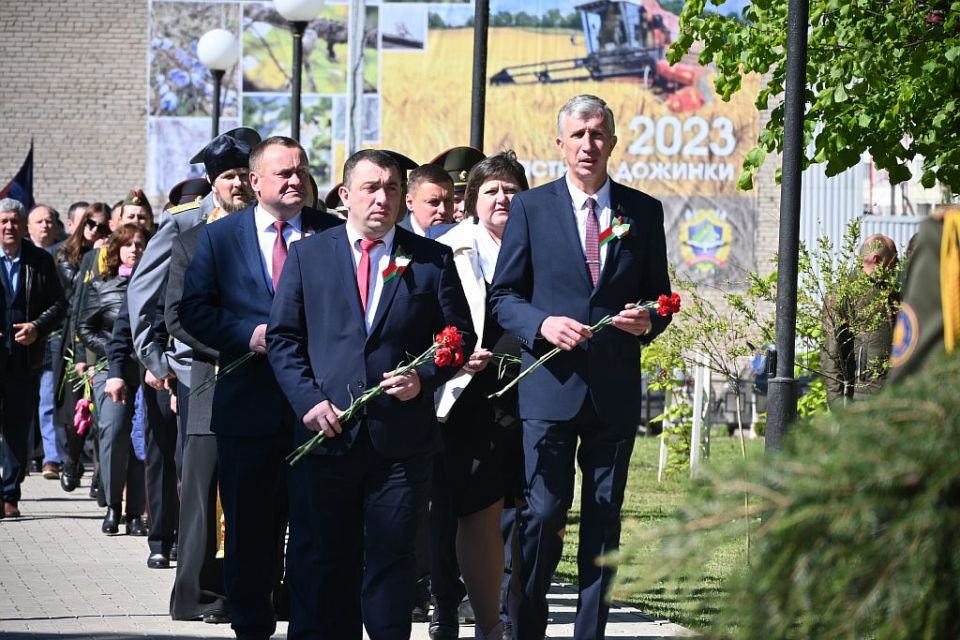 В День Победы хотимчане у Братской могилы почтили память погибших в годы Великой Отечественной войны (фото)