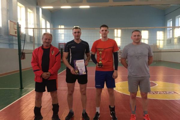 На базе ФСК прошел первый открытый кубок Хотимского района по волейболу среди сборных команд 