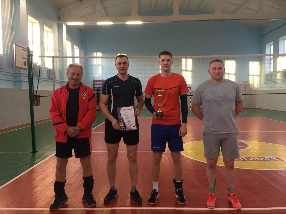 На базе ФСК прошел первый открытый кубок Хотимского района по волейболу среди сборных команд 