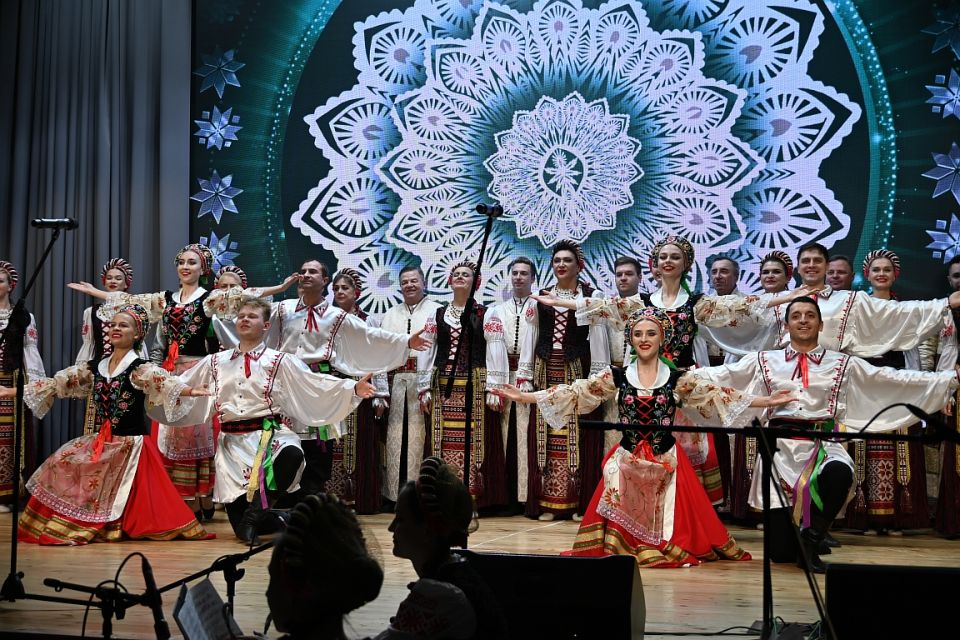 Национальный академический народный хор Республики Беларусь им. Г.И. Цитовича представил хотимской публике свою концертную программу «Паклон табе, бацькоўскі край»