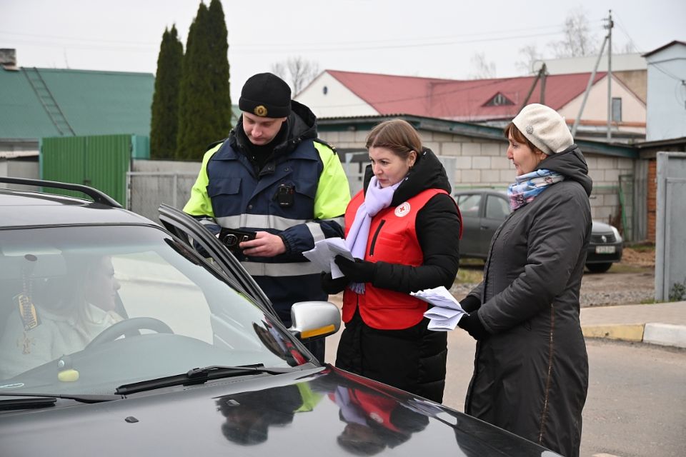 В Хотимске напомнили пешеходам и водителям о людях с нарушением зрения и толерантном отношении к ним