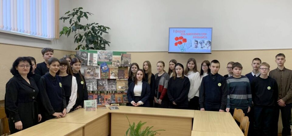 Сотрудники библиотеки рассказали старшеклассникам Хотимска о подвигах юных героев Великой Отечественной войны