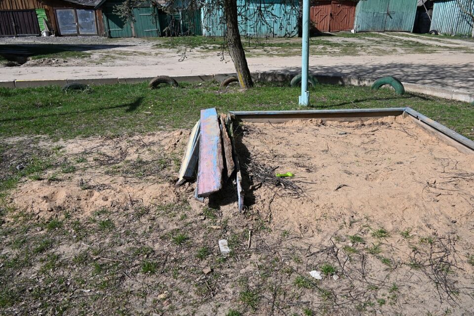 Поломанные лавочки, качели, песочницы. Вот что увидели корреспонденты «ШК» на детских площадках Хотимска