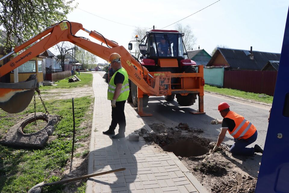 В Хотимске заменили крышку люка, которая несла опасность на дороге