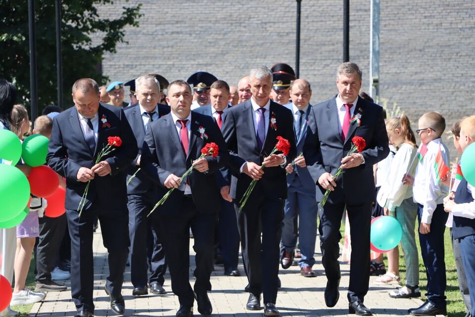 В рамках празднования Дня Независимости также состоялось возложение цветов к Братской могиле