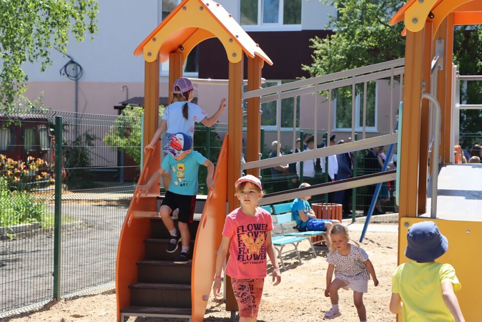 Открытие детских игровых площадок по традиции состоялось в этот праздничный день