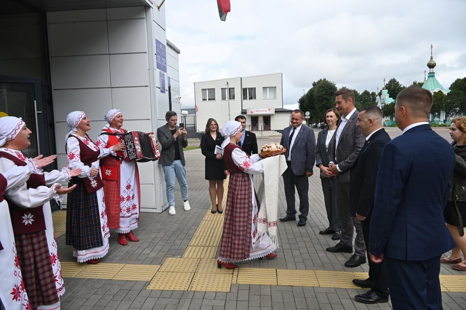 Сегодня Хотимск с рабочим визитом посещает Министр культуры, заслуженный артист Республики Беларусь Руслан Чернецкий