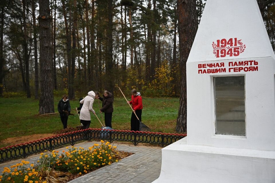 Молодежь Хотимщины в рамках республиканского субботника благоустраивает места воинских захоронений