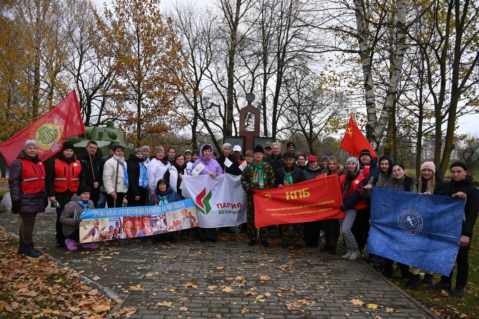 Представители общественных объединений, политических партий, молодежных организаций наводят порядок в сквере у памятника воинов-интернационалистов