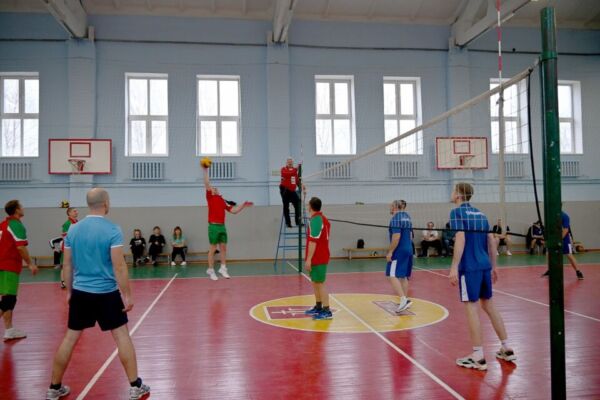 На площадке ФСК в Хотимске определились сильнейшие волейбольные команды газовиков